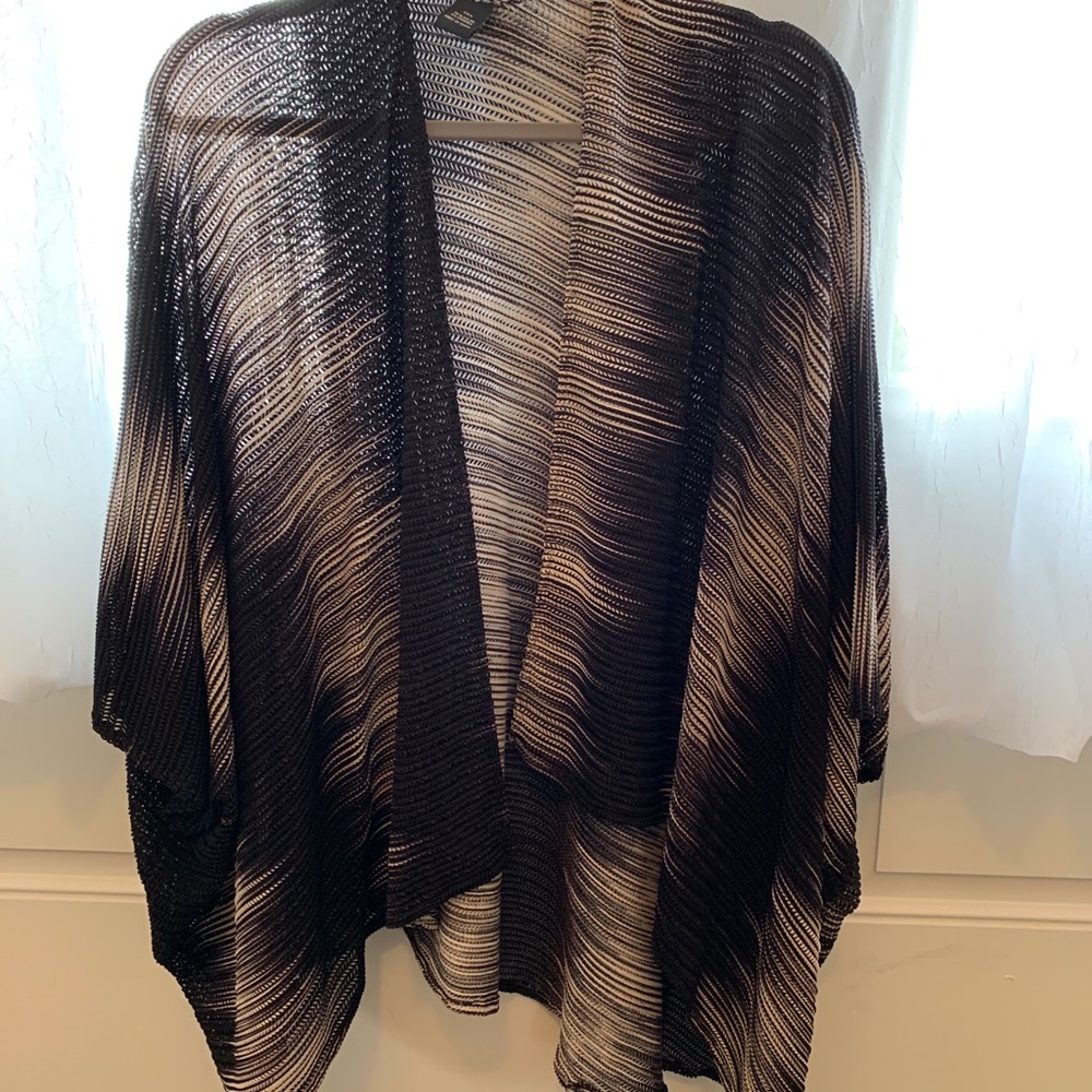 Black/white cover up jacket. Sz L/XL